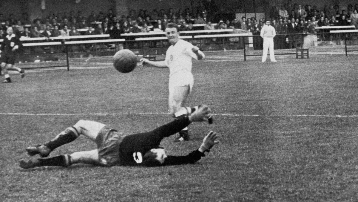 Jozef Štibrányi dáva svoj najslávnejší gól - Španielom na MS 1962 v Chile.