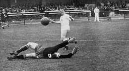 Jozef Štibrányi dáva svoj najslávnejší gól - Španielom na MS 1962 v Chile.