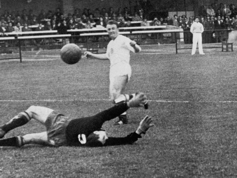 Jozef Štibrányi dáva svoj najslávnejší gól - Španielom na MS 1962 v Chile.