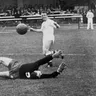 Jozef Štibrányi dáva svoj najslávnejší gól - Španielom na MS 1962 v Chile.
