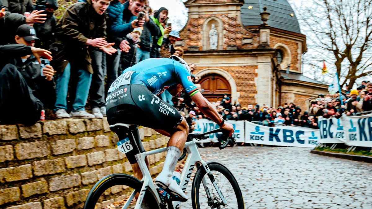 Sagan vtipkoval, že vie lietať. Jeho ikonický manéver pripomenul Van der Poel