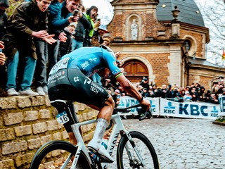 Mathieu van der Poel v stúpaní Muur Kapelmuur počas klasiky Omloop Nieuwsblad 2026.