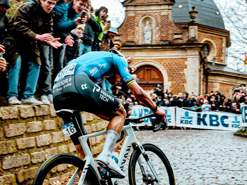Mathieu van der Poel v stúpaní Muur Kapelmuur počas klasiky Omloop Nieuwsblad 2026.