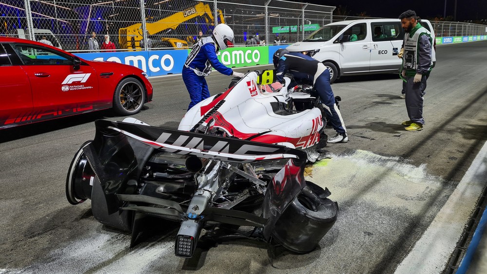 Hamilton zlyhal v kvalifikácii, Schumacher mal vážnu nehodu