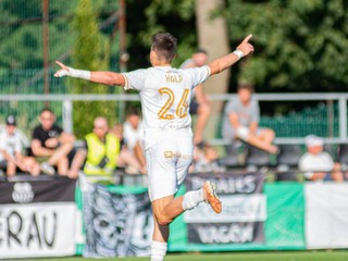 Jaroslav Holp oslavuje gól do siete FC Petržalka.