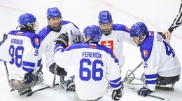 Slovenskí parahokejisti oslavujú gól.