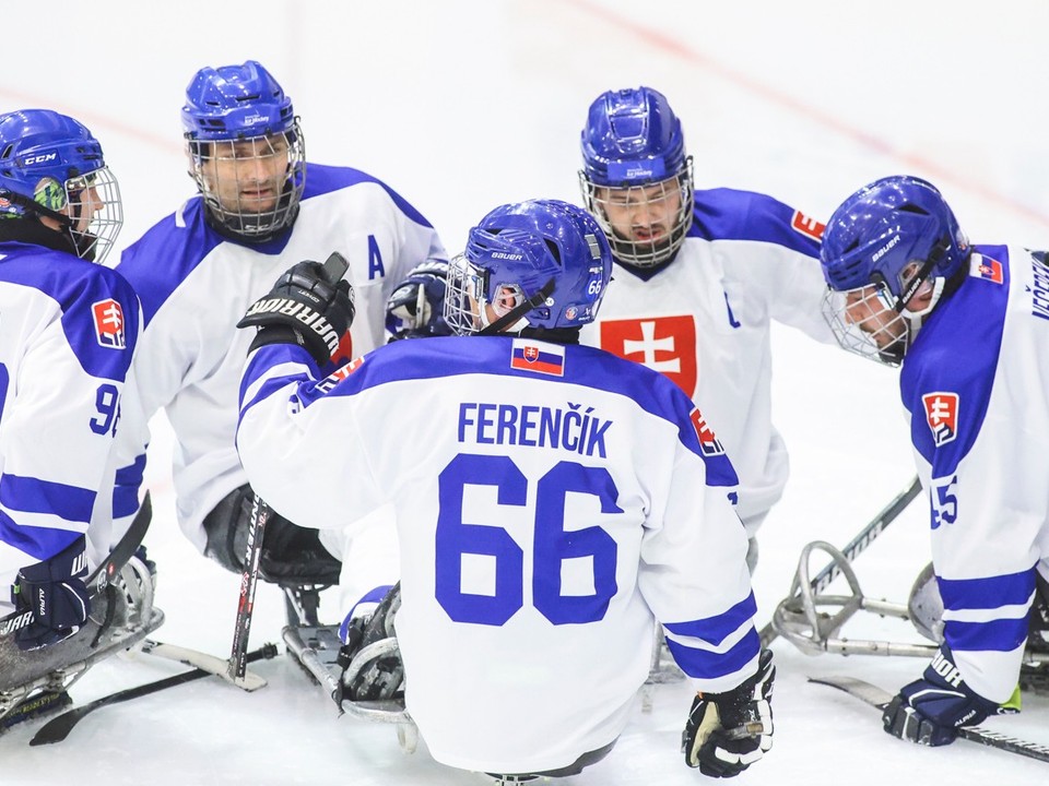 Slovenskí parahokejisti oslavujú gól.