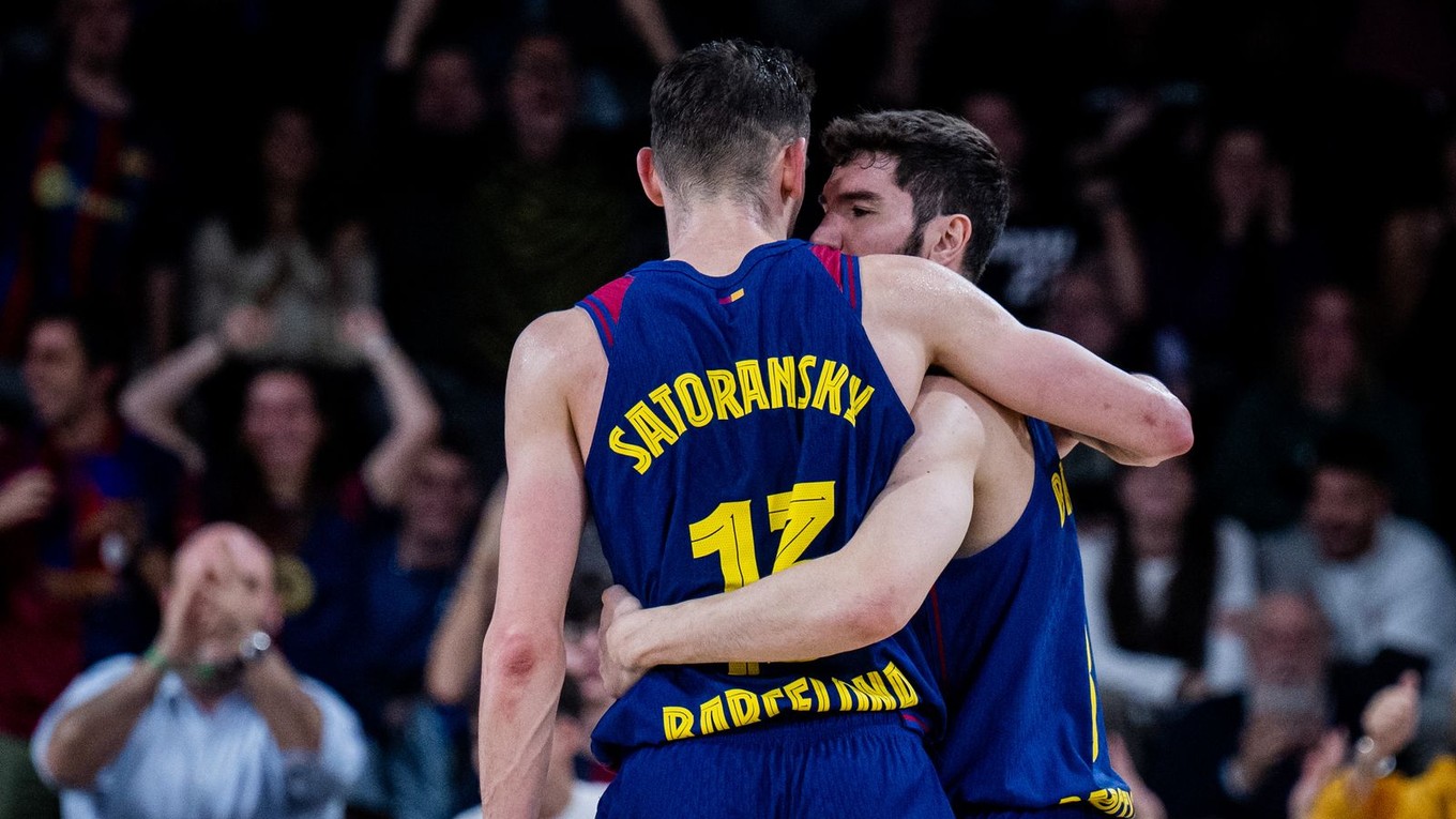 Čech Tomáš Satoranský so spoluhráčom z Barcelony.