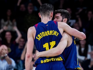 Čech Tomáš Satoranský so spoluhráčom z Barcelony.