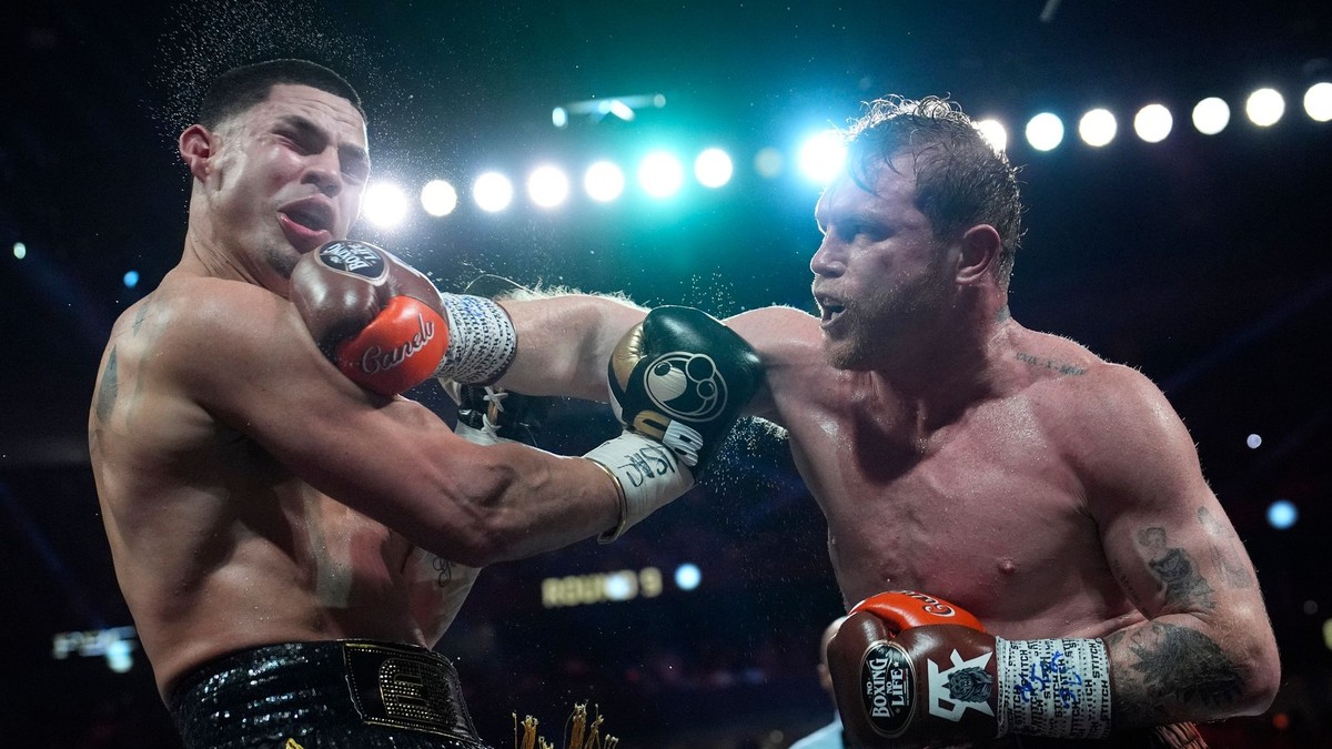 Canelo Alvarez (vpravo) v zápase proti Edgarovi Berlangovi.