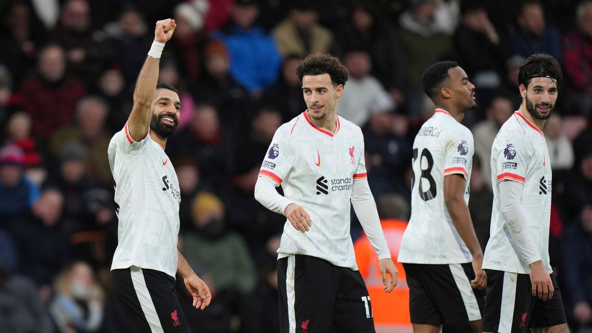 Mohamed Salah (vľavo) sa teší po strelenom góle v zápase AFC Bournemouth - Liverpool FC v 24. kole Premier League.