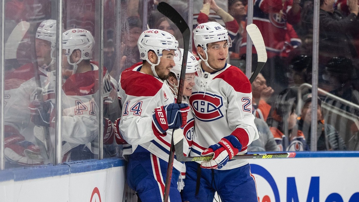 Zľava Nick Suzuki, Cole Caufield a Juraj Slafkovský sa v drese Montreal Canadiens tešia po strelenom góle.