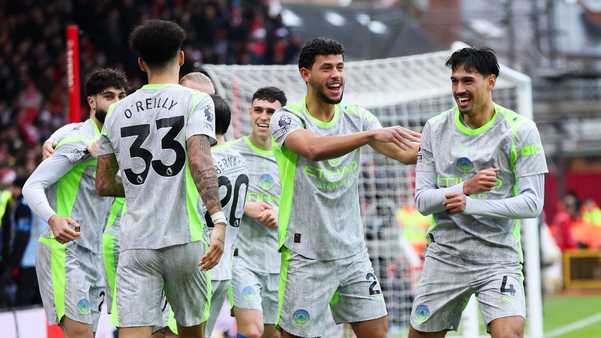Hráč Manchestru City Tijjani Reijnders sa teší z gólu so spoluhráčmi počas zápasu 18. kola anglickej Premier League Nottingham Forest - Manchester City.
