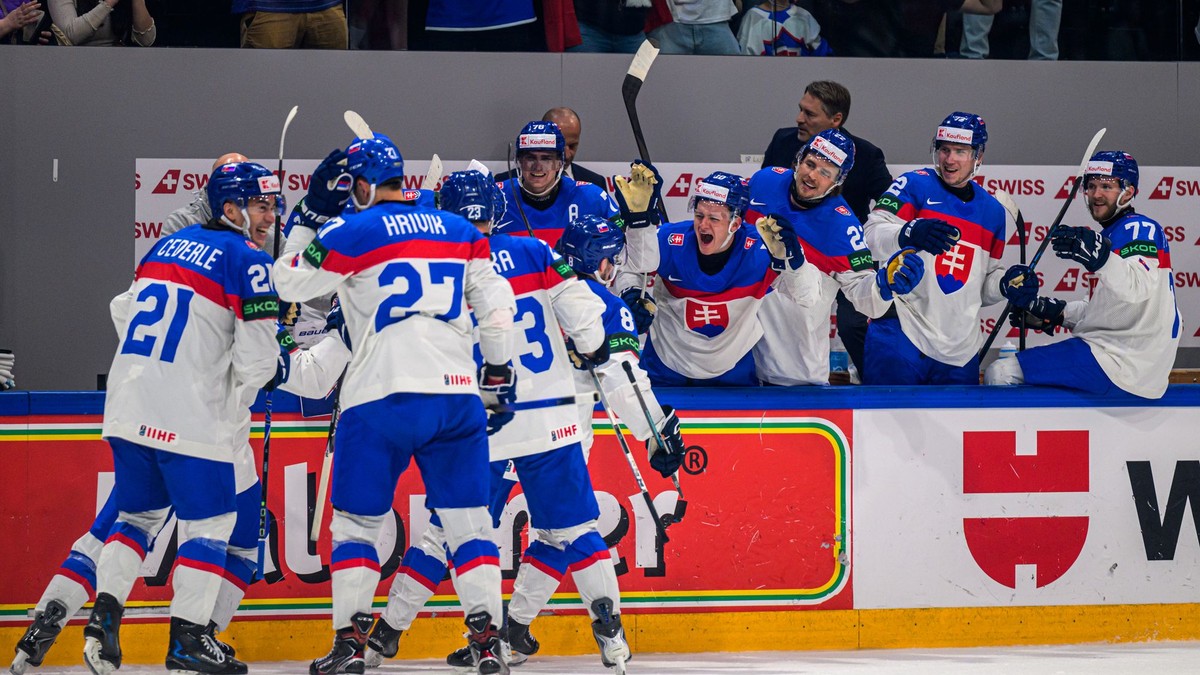 Sebastián Čederle (21), kapitán Marek Hrivík (27), Adam Liška (23), Oliver Okuliar (8), Martin Pospíšil (76), Adam Sýkora (10), Kristián Pospíšil (22), Andrej Kollár (72) a Martin Faško-Rudáš (77) sa tešia z gólu počas zápasu Dánsko - Slovensko.