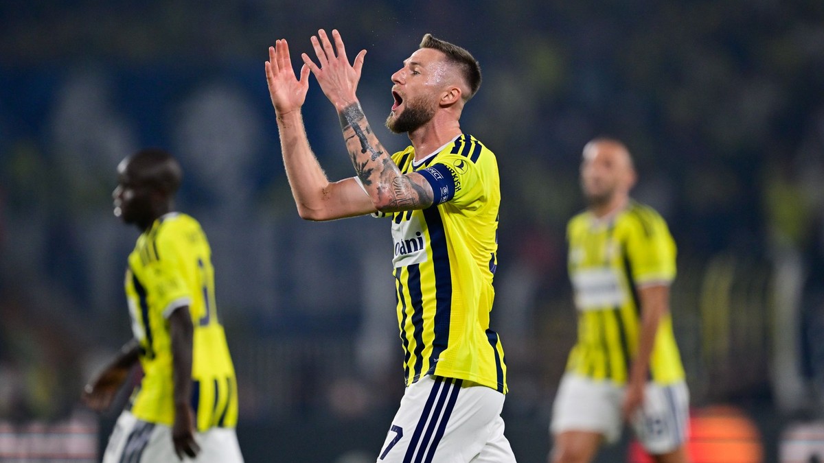 Slovenský hráč Fenerbahce Milan Škriniar reaguje v prvom zápase play off Ligy majstrov Fenerbahce Istanbul – Olympique Lyon.