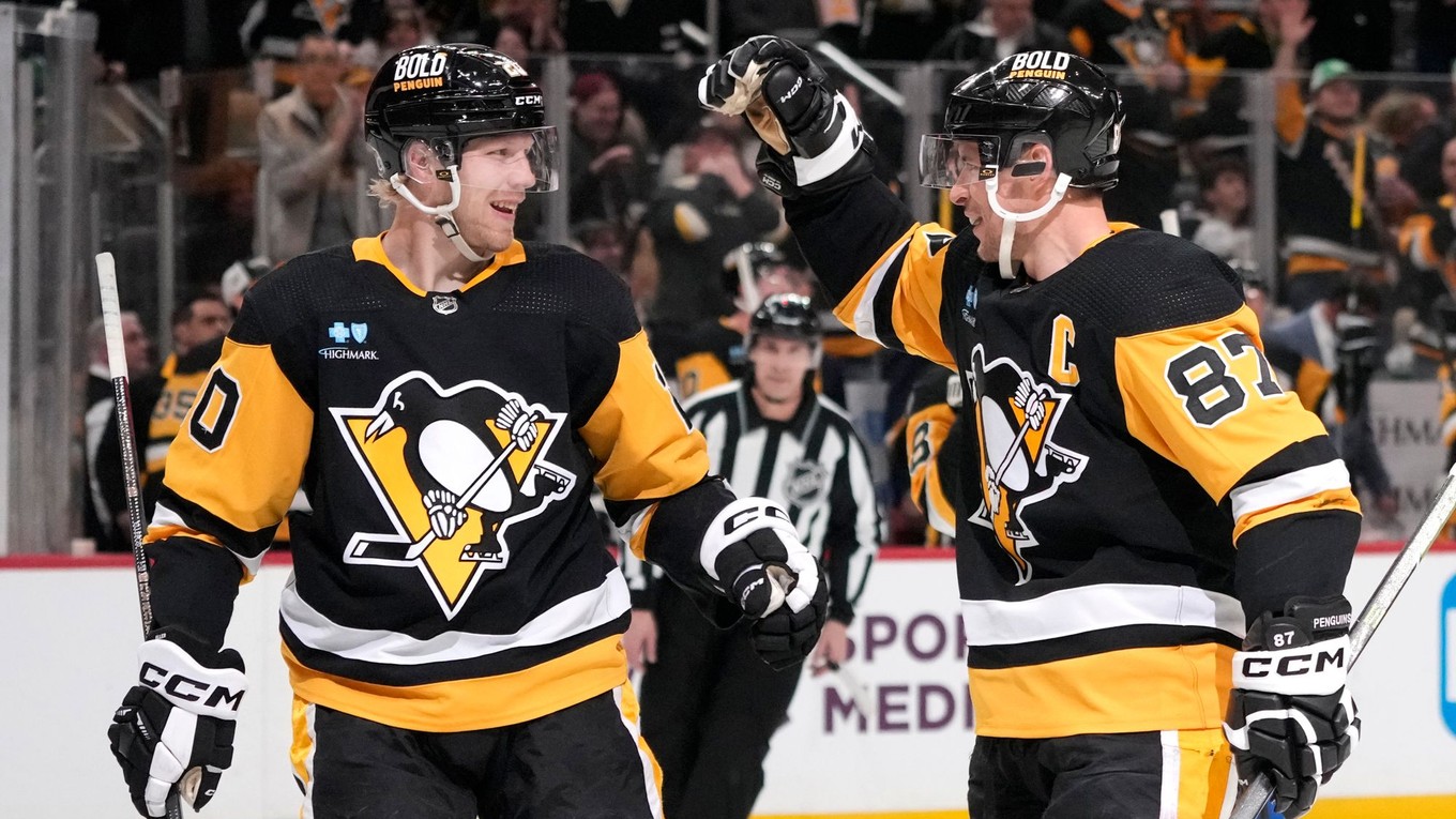 Hokejisti Pittsburghu Penguins Lars Eller (vľavo) a Sidney Crosby sa tešia z gólu. 