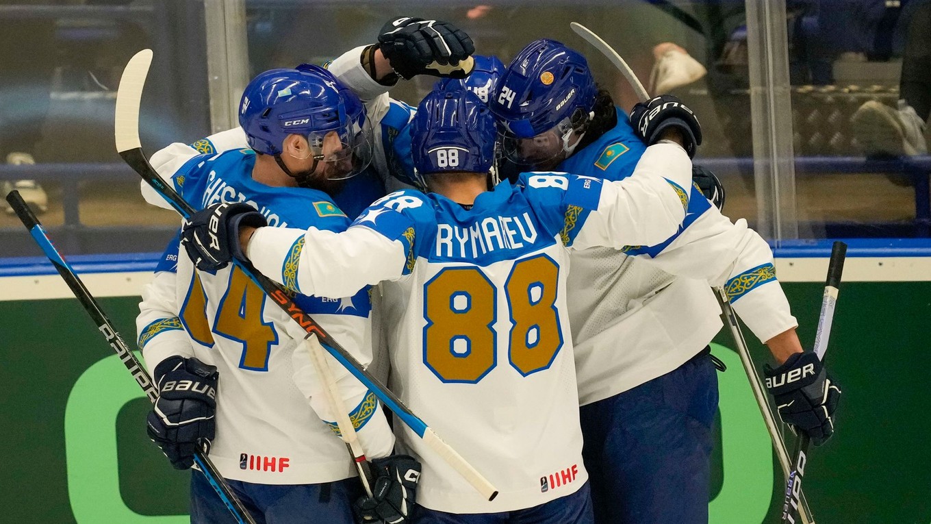 Radosť hráčov Kazachstanu v zápase Francúzsko - Kazachstan na MS v hokeji 2024. 