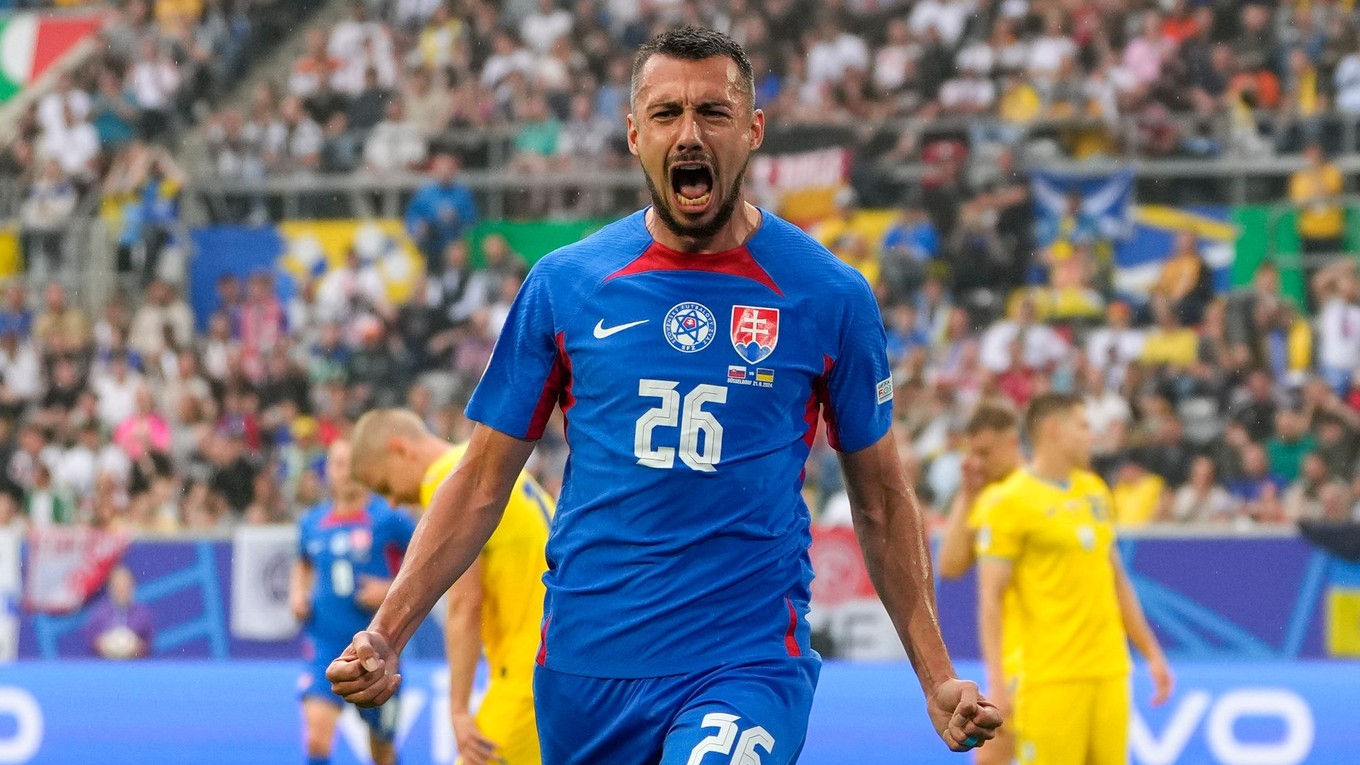 Slovenský útočník Ivan Schranz strieľa gól v zápase proti Ukrajine na EURO 2024.