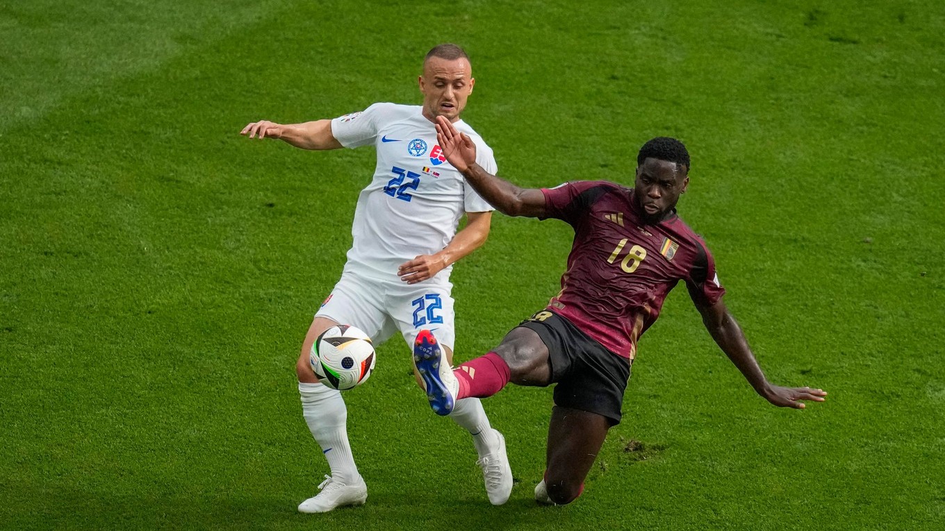Stanislav Lobotka v súboji s Orelom Mangalom v zápase Slovensko - Belgicko v skupine E na EURO 2024.