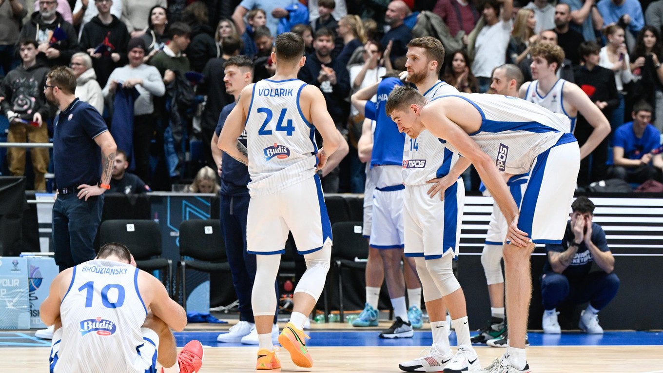 Slovenskí basketbalisti po prehre so Španielskom.