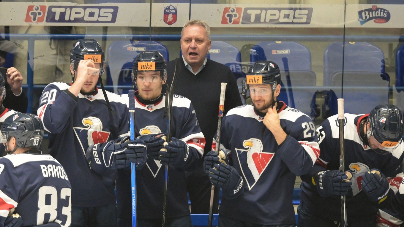 Tréner Slovana Peter Oremus (uprostred) počas zápasu 17. kola Tipos extraligy HK Poprad - HC Slovan Bratislava.