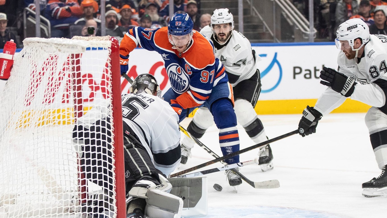 Connor McDavid (97) v zápase proti Los Angeles Kings.