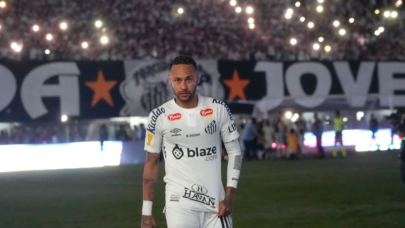 Brazílsky futbalista Neymar v drese FC Santos v dueli šampionátu Campeonato Paulista proti Botafogu.