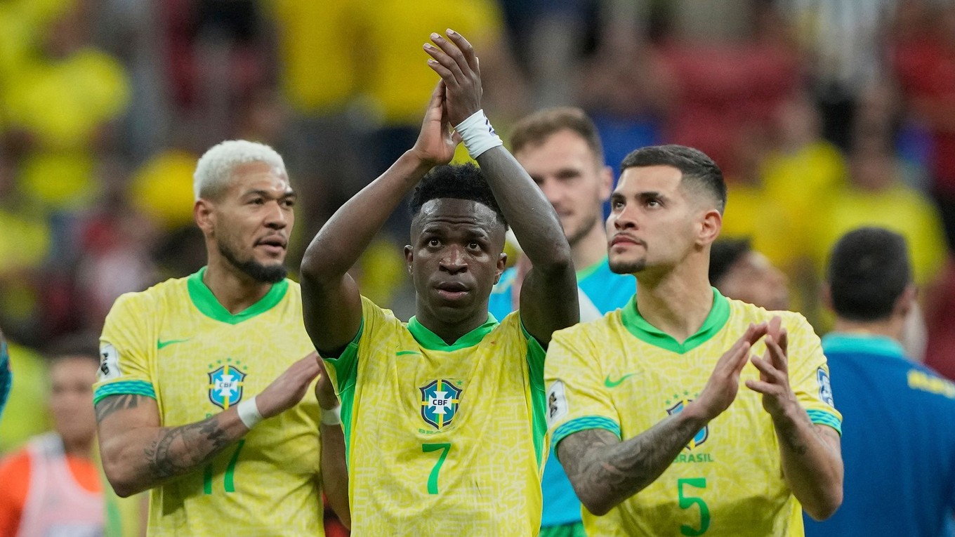 Futbalista Brazílie Vinicius Junior (uprostred) sa teší so spoluhráčmi z výhry 2:1 nad Kolumbiou.