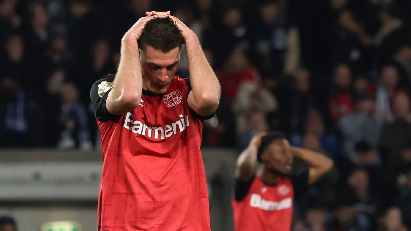 Hráč Leverkusenu Patrik Schick reaguje na prehru v semifinále Nemeckého pohára Arminia Bielefeld.