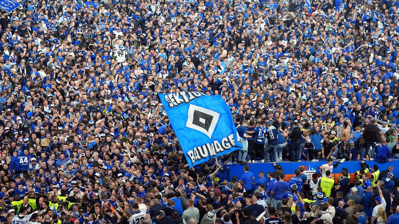 Fanúšikovia Hamburgu oslavujú postup do Bundesligy.