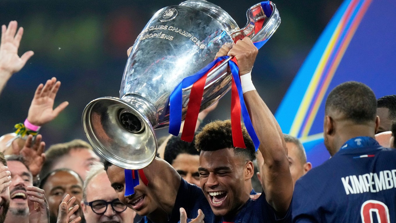 Desire Doue drží trofej pre víťaza Ligy majstrov. 