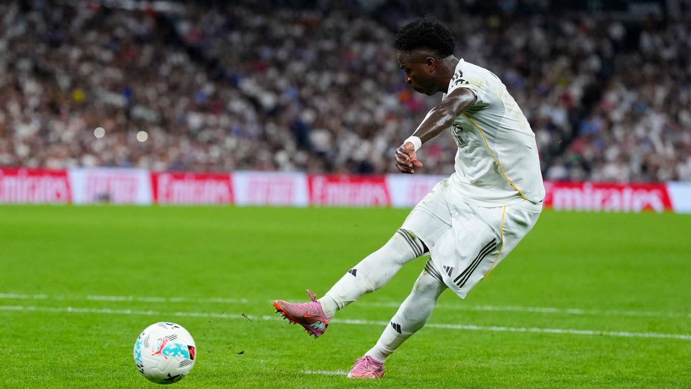 Vinicius Junior skóruje druhý gól Realu Madrid z pokutového kopu.