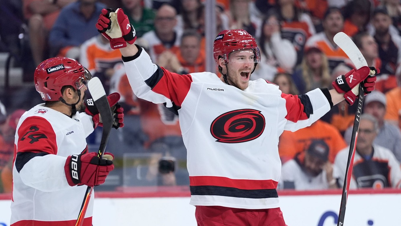 Hokejisti tímu Carolina Hurricanes Andrej Svečnikov (vpravo) a Seth Jarvis sa tešia z gólu.