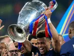 Desire Doue drží trofej pre víťaza Ligy majstrov. 