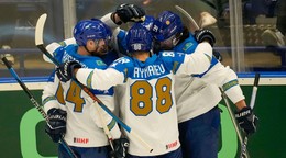 Radosť hráčov Kazachstanu v zápase Francúzsko - Kazachstan na MS v hokeji 2024. 