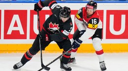 Dominic Zwerger a Olen Zellweger v súboji o puk v zápase Kanada - Rakúsko na MS v hokeji 2024.