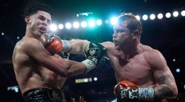 Canelo Alvarez (vpravo) v zápase proti Edgarovi Berlangovi.