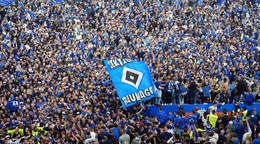 Fanúšikovia Hamburgu oslavujú postup do Bundesligy.