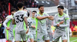 Hráč Manchestru City Tijjani Reijnders sa teší z gólu so spoluhráčmi počas zápasu 18. kola anglickej Premier League Nottingham Forest - Manchester City.