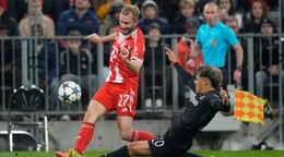 Hráč Bayernu Konrad Laimer (vľavo) bojuje o loptu s Maximilianom Araujom zo Sportingu.