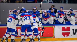 Sebastián Čederle (21), kapitán Marek Hrivík (27), Adam Liška (23), Oliver Okuliar (8), Martin Pospíšil (76), Adam Sýkora (10), Kristián Pospíšil (22), Andrej Kollár (72) a Martin Faško-Rudáš (77) sa tešia z gólu počas zápasu Dánsko - Slovensko.