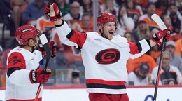 Hokejisti tímu Carolina Hurricanes Andrej Svečnikov (vpravo) a Seth Jarvis sa tešia z gólu.
