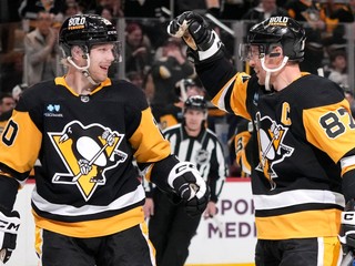 Hokejisti Pittsburghu Penguins Lars Eller (vľavo) a Sidney Crosby sa tešia z gólu.