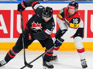 Dominic Zwerger a Olen Zellweger v súboji o puk v zápase Kanada - Rakúsko na MS v hokeji 2024.
