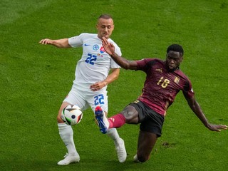 Stanislav Lobotka v súboji s Orelom Mangalom v zápase Slovensko - Belgicko v skupine E na EURO 2024.