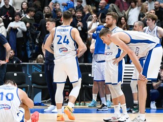 Slovenskí basketbalisti po prehre so Španielskom.