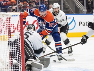 Connor McDavid (97) v zápase proti Los Angeles Kings.