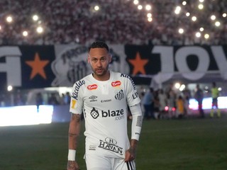 Brazílsky futbalista Neymar v drese FC Santos v dueli šampionátu Campeonato Paulista proti Botafogu.