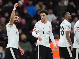 Mohamed Salah (vľavo) sa teší po strelenom góle v zápase AFC Bournemouth - Liverpool FC v 24. kole Premier League.