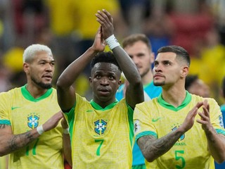 Futbalista Brazílie Vinicius Junior (uprostred) sa teší so spoluhráčmi z výhry 2:1 nad Kolumbiou.